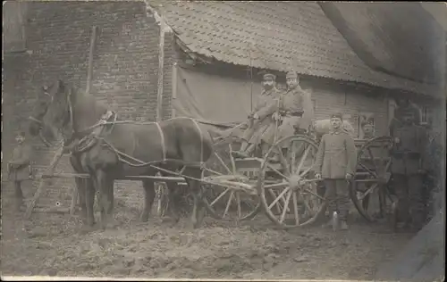 Foto Ak Deutsche Soldaten, Fuhrwerk, Pferde, Soldatenleben, I. WK