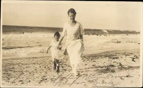 Foto Ak Ostseebad Brunshaupten Kühlungsborn, Frau und Kind am Strand