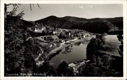 Ak Ziegenrück am Schiefergebirge Thüringen, Blick vom Schlossberg, Eisenbahnbrücke, Wehr