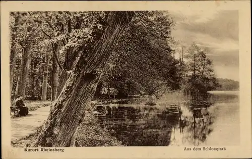 Ak Rheinsberg, Partie aus dem Schlosspark, See