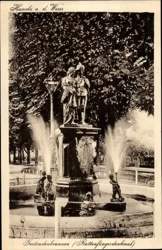 Ak Hameln in Niedersachsen, Gertrudenbrunnen, Rattenfängerdenkmal