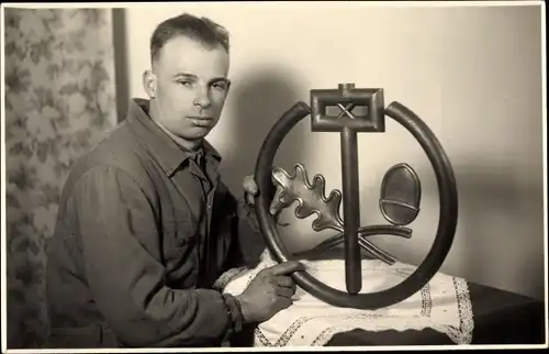 Foto Ak Deutsches Handwerkszeichen, Eichel, Portrait eines Mannes