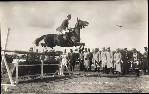 Ak Der Kronprinz Wilhelm in Schwerin, Springreiten, Deutsche Soldaten in Uniform