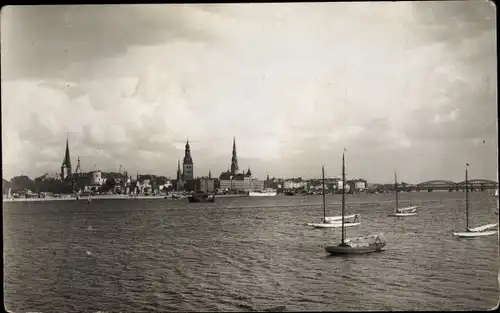 Foto Ak Riga Lettland, Blick über die Düna zur Stadt