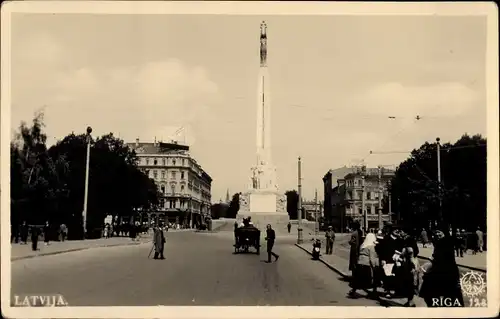 Foto Riga Lettland, Straßenpartie mit Denkmal