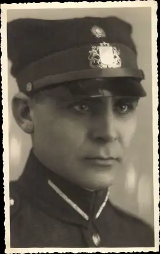 Foto Ak Lettland, Soldat in Uniform