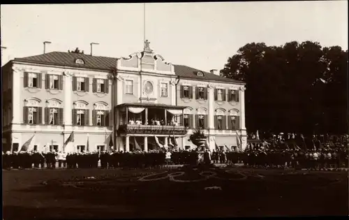 Foto Ak Tallinn Reval Estland, Parade vor einem Gebäude