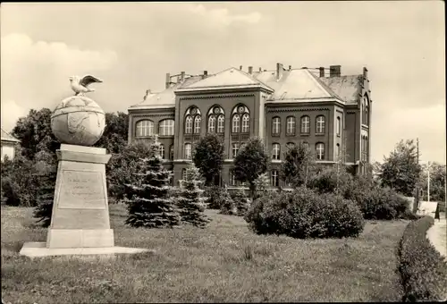 Ak Prenzlau in der Uckermark, Puschkin Oberschule und Friedensdenkmal