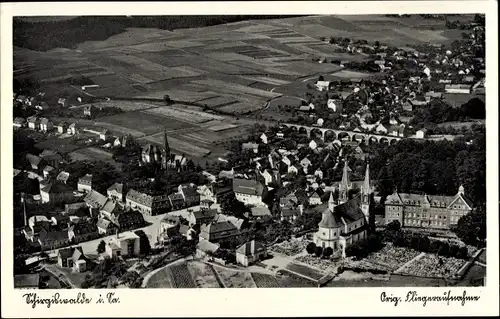 Ak Schirgiswalde Kirschau in Sachsen, Fliegeraufnahme, Blick auf den Ort mit Umgebung