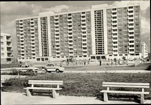 Ak Lütten Klein Rostock in Mecklenburg, Blick auf ein Wohnhaus, Plattenbau, Straße, Kinderspielplatz