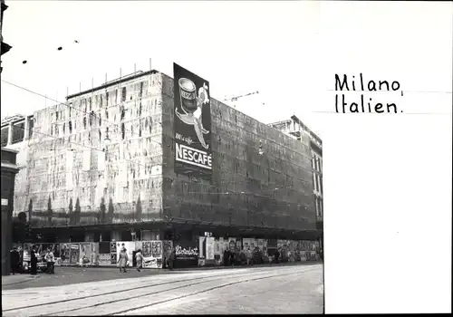 Foto Milano Mailand Lombardia, Gebäude in Baugerüst, Reklame Nescafé