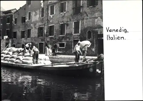 Foto Venezia Venedig Veneto, Arbeiter entladen Lastkahn, Säcke