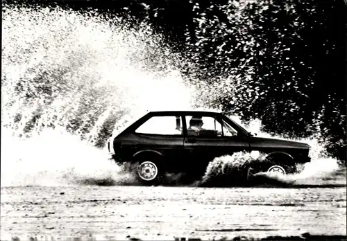 Foto Ford Fiesta,1980, Auto fährt durch Wasser