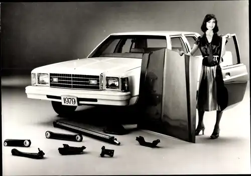 Foto Chevrolet Malibu 1979, Reklame, Dame mit Karosserieteilen