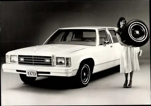 Foto Ford LTD 1979, Reklame, Dame mit Autoreifen