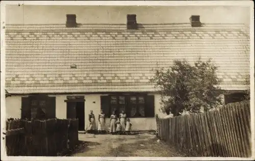 Foto Ak Finkenthal in Mecklenburg, Frauen und Kinder vor einem Wohnhaus