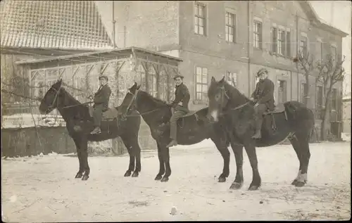 Foto Ak Rauchende Männer auf Pferden im Schnee vor einem Haus