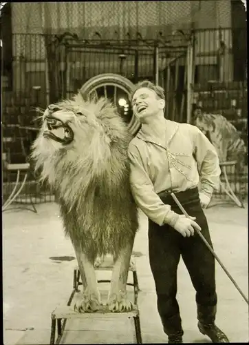 Ak Animal Tamer Walter Zapashny, Löwe, Dompteur