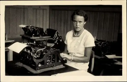 Foto Ak Junge Frau an einer Schreibmaschine