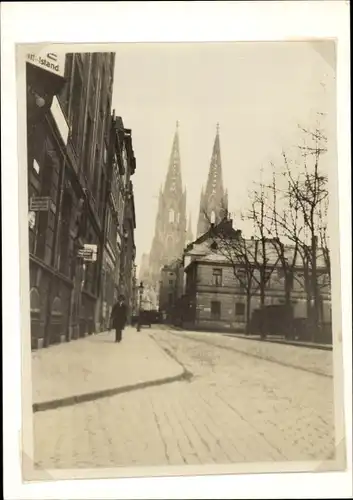 Foto Köln am Rhein, Straßenpartie mit Blick auf die Domtürme