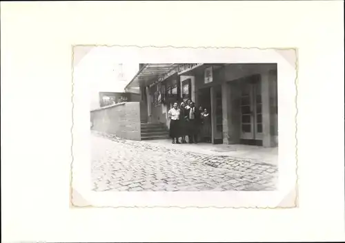 Foto Neckargemünd am Neckar, Personen vor einem Kino, Lichtspielhaus