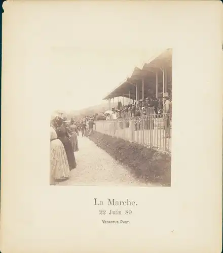 Foto La Marche Nièvre, Partie auf einem Pferderennplatz 22 Juni 1889