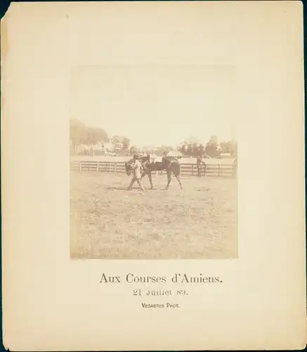 Foto Amiens Somme, Aux Courses d'Amiens, Pferderennplatz, 21 Juli 1889, Mann mit Pferd