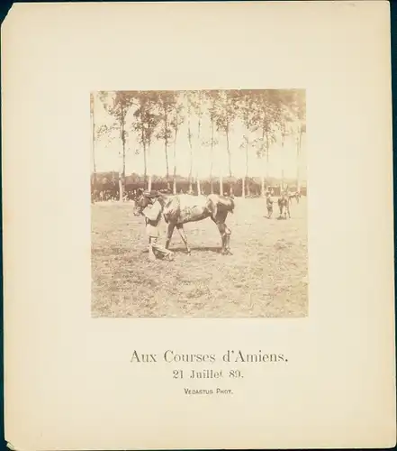 Foto Amiens Somme, Aux Courses d'Amiens, Pferderennplatz, 21 Juli 1889, Mann mit Pferd