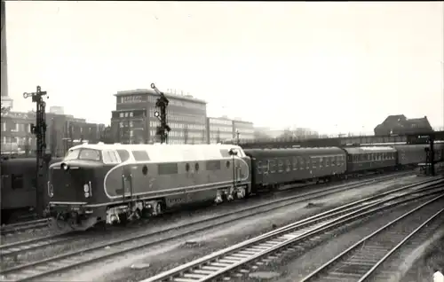 Foto Ak Fotograf Carl Bellingrodt, Deutsche Eisenbahn, Lokomotive, Bahnschienen