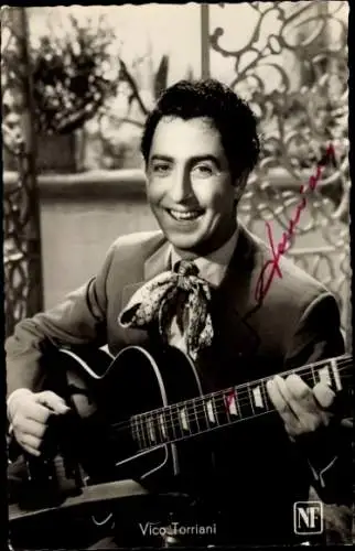 Ak Schauspieler und Sänger Vico Torriani, Portrait mit Gitarre, Film Straßenserenade, Autogramm