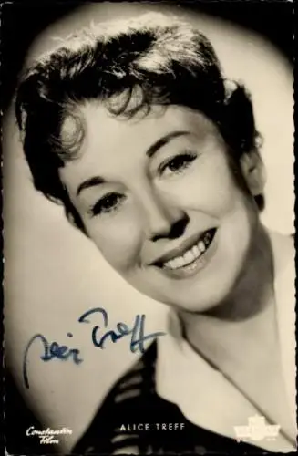 Ak Schauspielerin Alice Treff, Portrait in die Kamera lachend, Was die Schwalbe sang, Autogramm