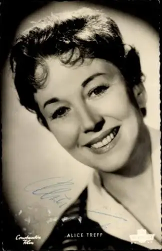 Ak Schauspielerin Alice Treff, Portrait in die Kamera lachend, Was die Schwalbe sang, Autogramm