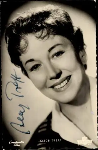 Ak Schauspielerin Alice Treff, Portrait in die Kamera lachend, Was die Schwalbe sang, Autogramm