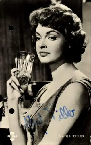 Ak Schauspielerin Nadja Tiller, Portrait, Glas, Im Mantel der Nacht, Autogramm
