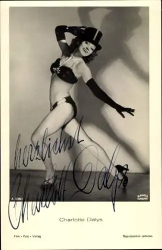 Ak Schauspielerin Charlotte Dalys, tanzend mit Zylinder, Bikini, Autogramm
