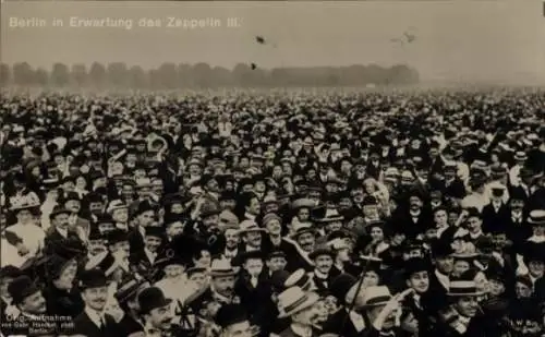 Foto Ak Berlin, Zuschauer erwarten Zeppelin III.
