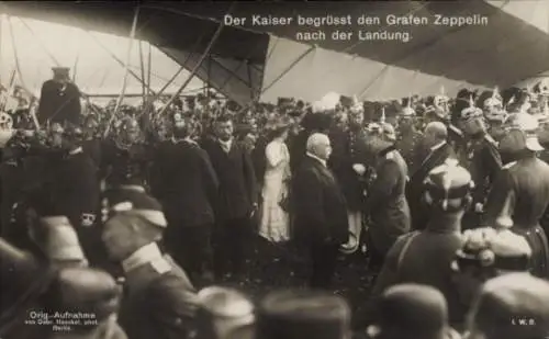 Ak Berlin Tegel, Luftschiff, Landung, Kaiser Wilhelm II. begrüßt Ferdinand Graf von Zeppelin