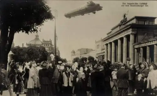 Ak Berlin Mitte, Brandenburger Tor, Zuschauer, Zeppelin'sches Luftschiff