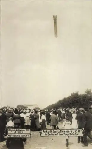 Ak Berlin Tempelhof, Ankunft Luftkreuzer Z III auf dem Tempelhofer Feld, Zeppelin, Zuschauer