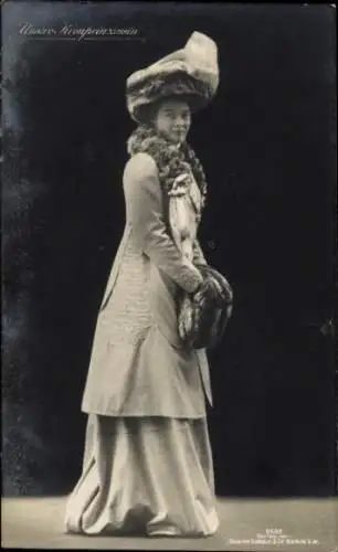 Ak Kronprinzessin Cecilie von Preußen, Standportrait mit Hut, Pelzmuff, Liersch 2592