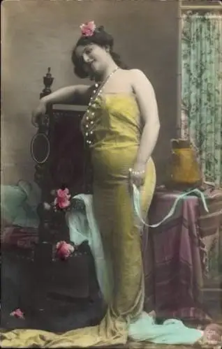 Ak Junge Frau in goldenem Kleid, Schlafzimmer, Spiegel