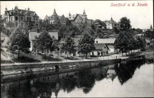 Ak Saalfeld an der Saale Thüringen, Teilansicht vom Ort, Wasserspiegelung