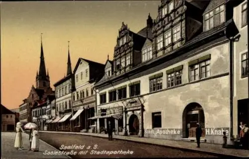 Ak Saalfeld an der Saale Thüringen, Saalestraße mit Stadtapotheke, H. Knabe