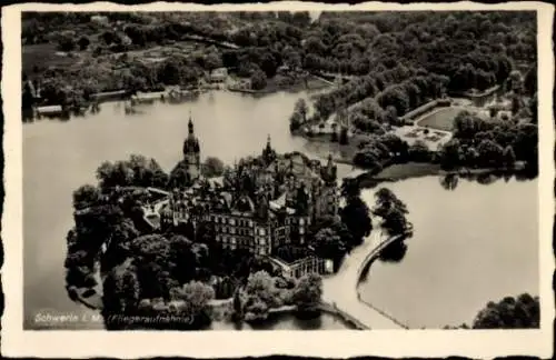 Ak Schwerin in Mecklenburg, Fliegeraufnahme, Schloss