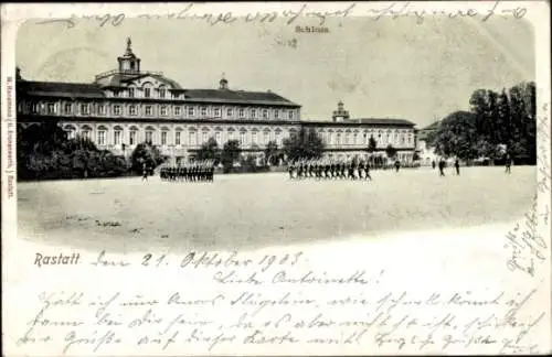 Ak Rastatt im Schwarzwald, Schloss, Soldaten, Uniformen