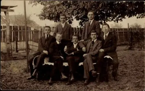 Foto Ak Thann Elsass Haut Rhin, Club Elsässer Hof, junge Männer, Gruppenbild