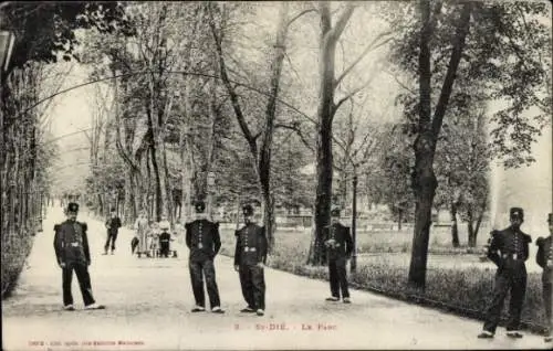 Ak Saint Dié des Vosges, Le Parc, Männer in Uniformen