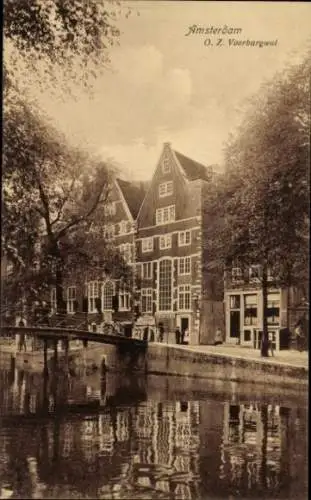 Ak Amsterdam Nordholland Niederlande, Oudezijds Voorburgwal, Brücke