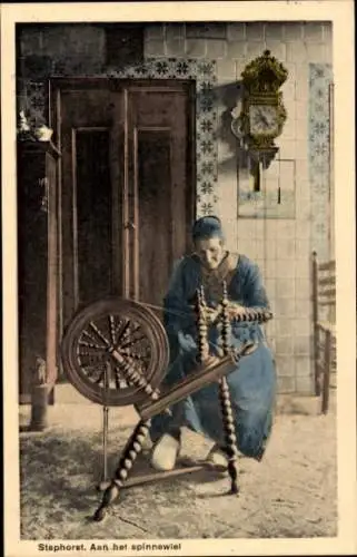Ak Staphorst Overijssel Niederlande, Frau am Spinnrad, Niederländische Tracht