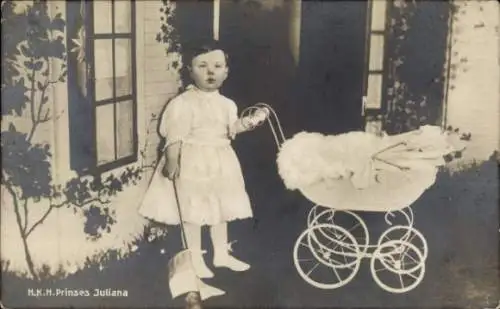 Ak Prinzessin Juliana der Niederlande als Kleines Kind, Puppenwagen